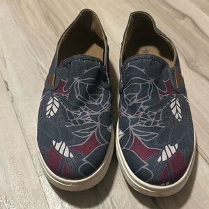 Olukai Pehuea print woman’s shoes size 6. GUC
